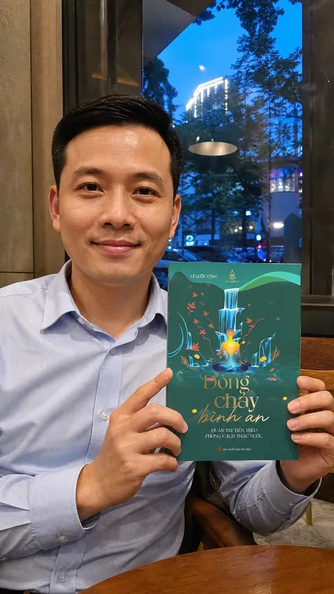 Trưởng phòng kinh doanh cầm sách ở quán cà phê buổi tối