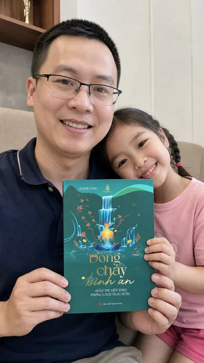 Bố và con gái cùng cầm cuốn sách